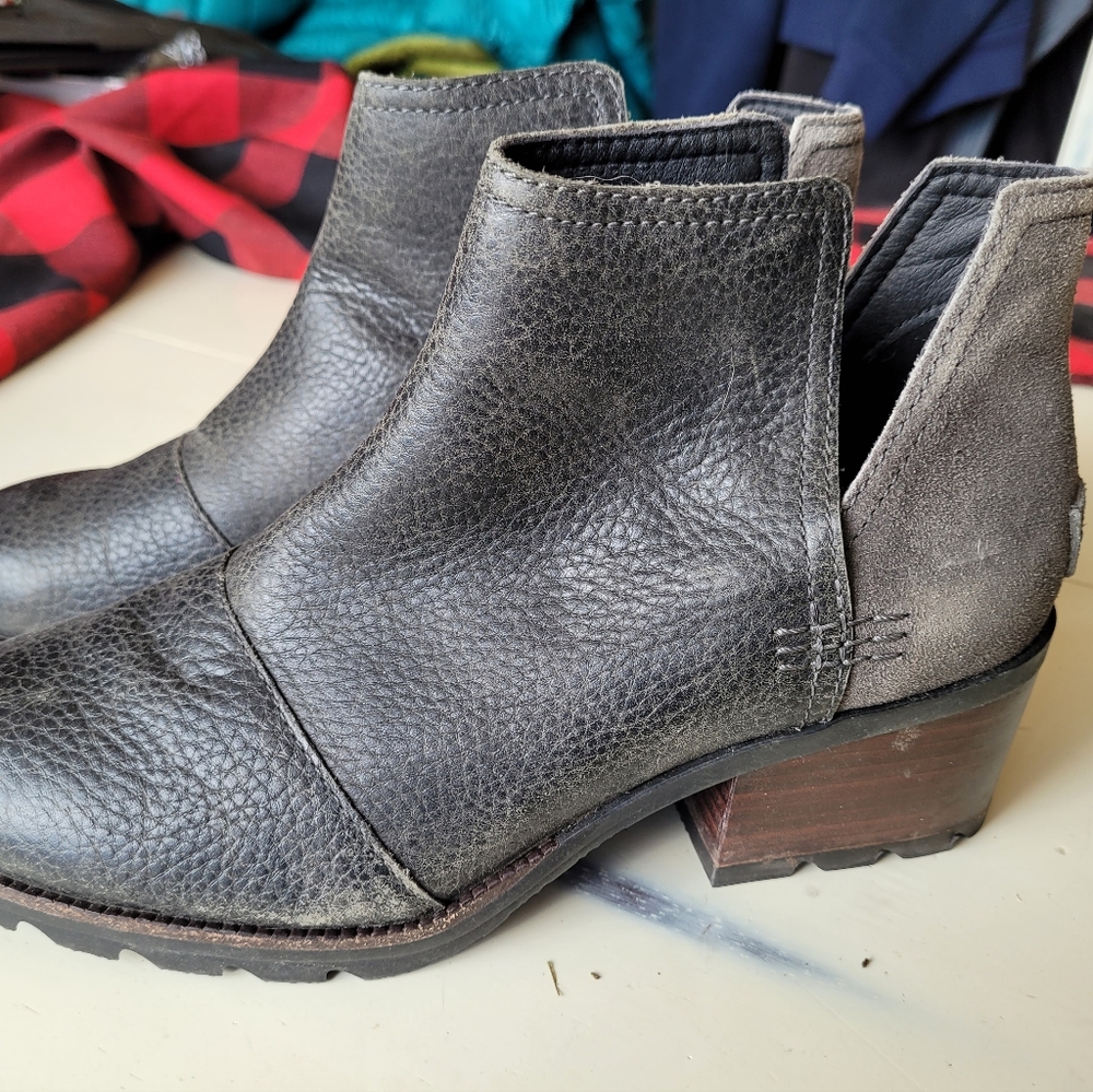 Like new Womens Sorel "Cate cut in and out" Waterproof boot